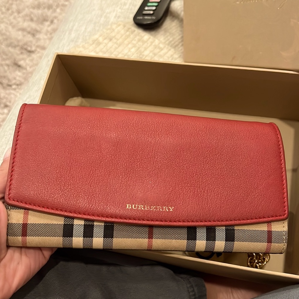 Burberry wallet on chain